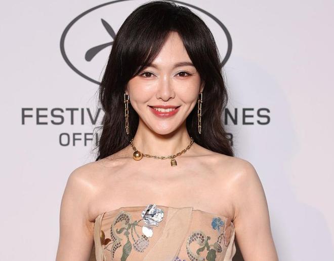！戛纳红毯生图：苹果肌下垂鱼尾纹能当眼线尊龙凯时app网站41岁唐嫣断崖式衰老(图5)