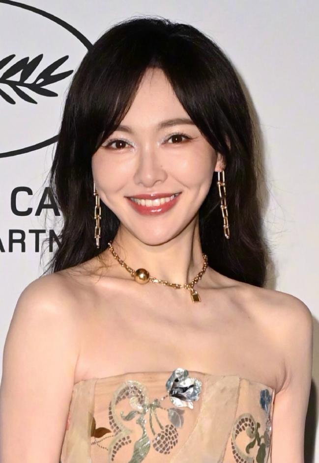 ！戛纳红毯生图：苹果肌下垂鱼尾纹能当眼线尊龙凯时app网站41岁唐嫣断崖式衰老(图7)
